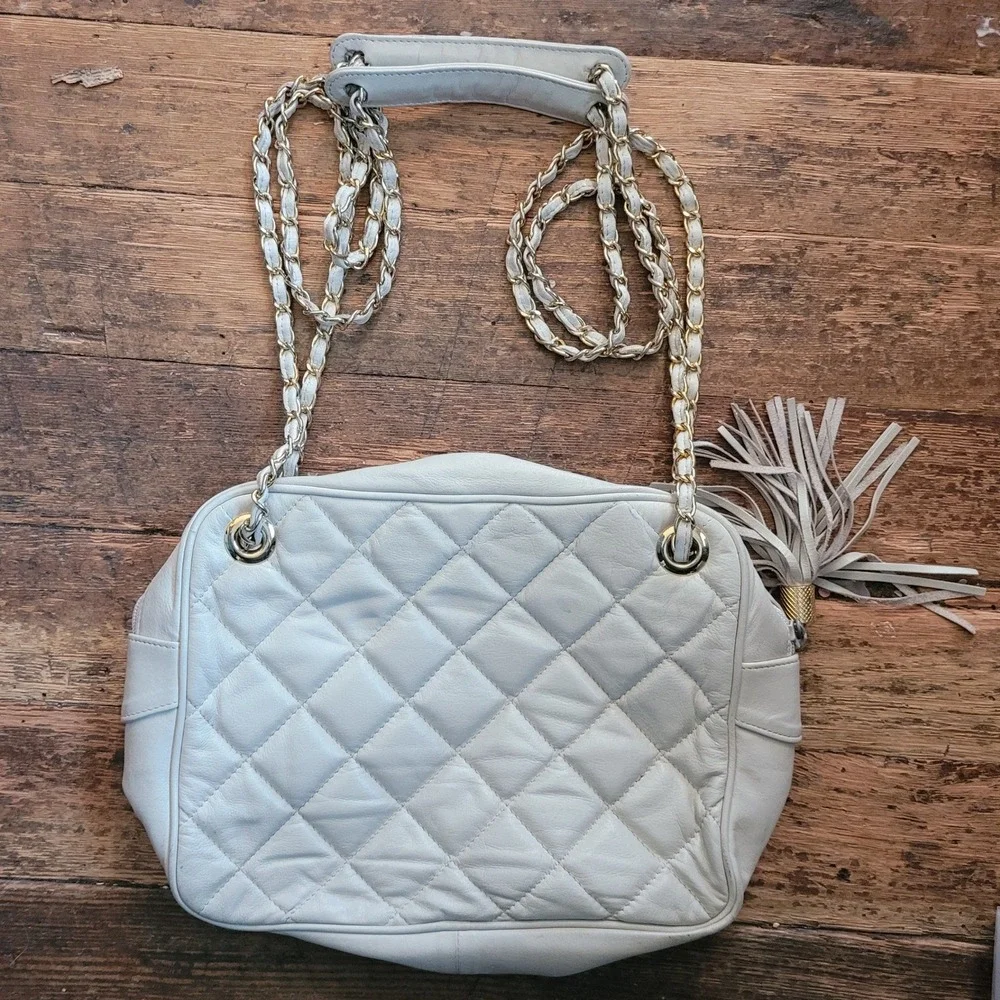 Quilted Cream Leather Shoulder Bag Gold Chain Strap Tassel Accent Classic Purse‎